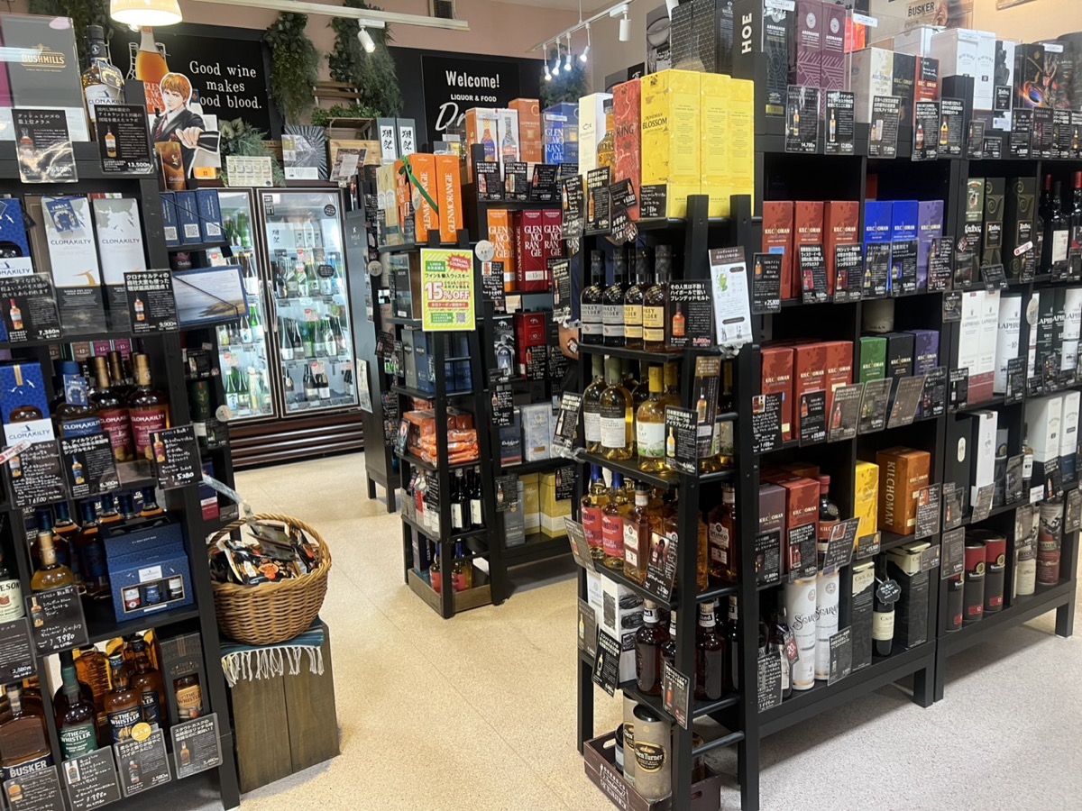 両側の棚にウイスキーがびっしり並ぶ、ドリーム長田本店のウイスキー売場